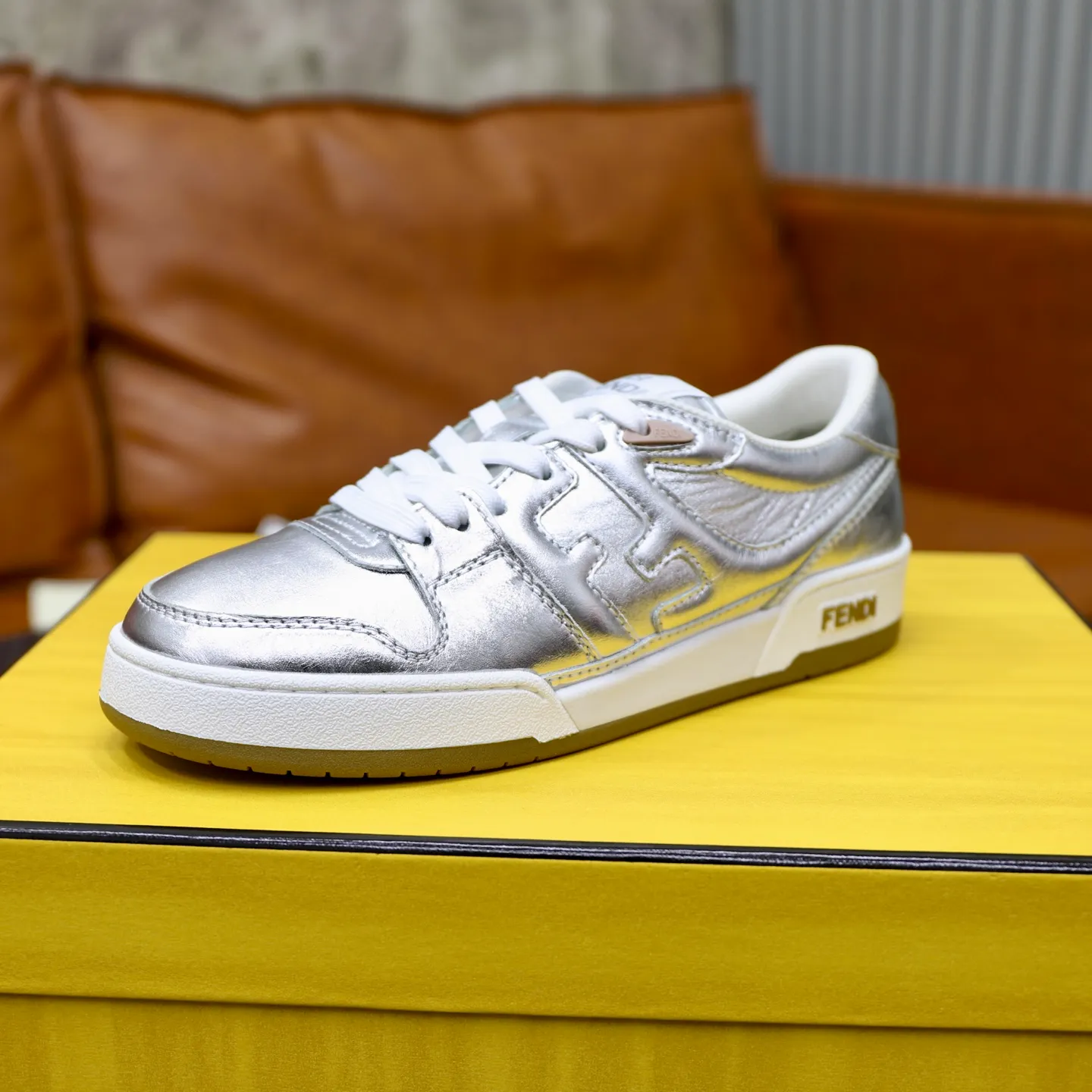 Ex-factory price: 640🔥Couple model (top original order) Brand: FENDI Size: 35-44 (customized for men 38 and 45) Grade: original order quality High version Material: Imported original cowhide stitching ➕ High-quality and comfortable lining Original TPU lightweight anti-slip outsole Style category: Travel fashion casual shoes Versatile trend